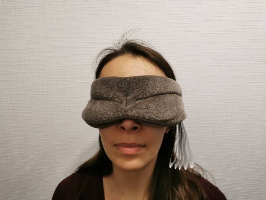 Die Hinweisschilder an der Maske sind etwas nachteilig für den Tragekomfort und sollten vor der Verwendung abgetrennt werden.